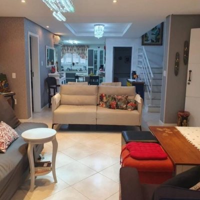 Casa Residencial com 257m², 4 quartos, 2 suítes, 4 garagens, no bairro João Paulo em Florianópolis