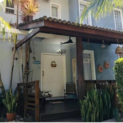 Casa Residencial com 257m², 4 quartos, 2 suítes, 4 garagens, no bairro João Paulo em Florianópolis