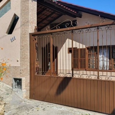 Casa Residencial com 200m², 7 quartos (sendo 2 suítes), 2 garagens, no bairro Carvoeira em Florianópolis