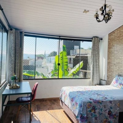 Casa Residencial com 200m², 7 quartos (sendo 2 suítes), 2 garagens, no bairro Carvoeira em Florianópolis