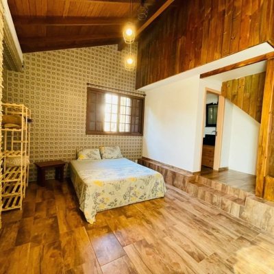 Casa Residencial com 200m², 7 quartos (sendo 2 suítes), 2 garagens, no bairro Carvoeira em Florianópolis