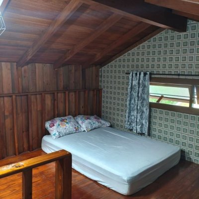 Casa Residencial com 200m², 7 quartos (sendo 2 suítes), 2 garagens, no bairro Carvoeira em Florianópolis