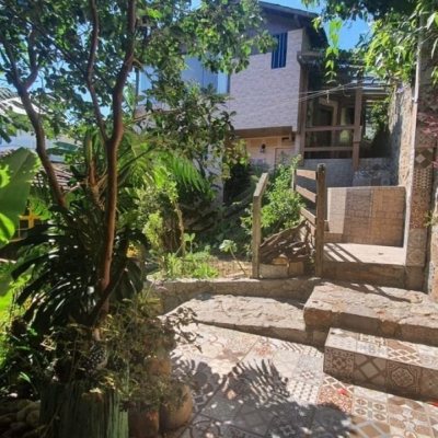 Casa Residencial com 200m², 7 quartos (sendo 2 suítes), 2 garagens, no bairro Carvoeira em Florianópolis