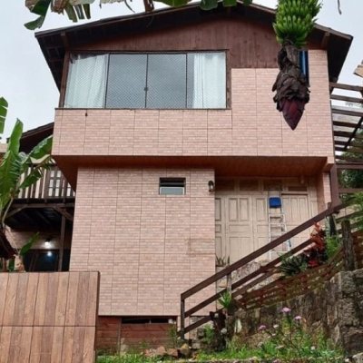Casa Residencial com 200m², 7 quartos (sendo 2 suítes), 2 garagens, no bairro Carvoeira em Florianópolis