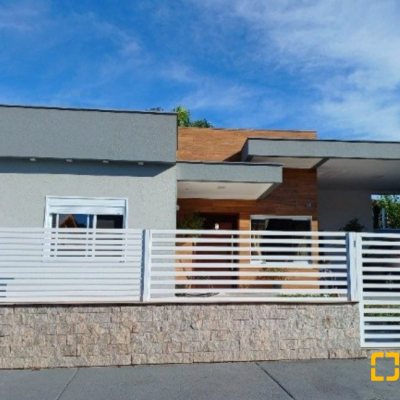 Casa em Condomínio com 370m², 3 quartos, 1 suíte, 2 garagens, no bairro Canasvieiras em Florianópolis