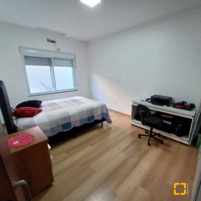 Casa em Condomínio com 370m², 3 quartos, 1 suíte, 2 garagens, no bairro Canasvieiras em Florianópolis