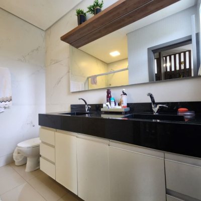 Casa Residencial com 178m², 3 quartos, 3 suítes, 2 garagens, no bairro Córrego Grande em Florianópolis