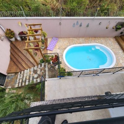 Casa Residencial com 178m², 3 quartos, 3 suítes, 2 garagens, no bairro Córrego Grande em Florianópolis