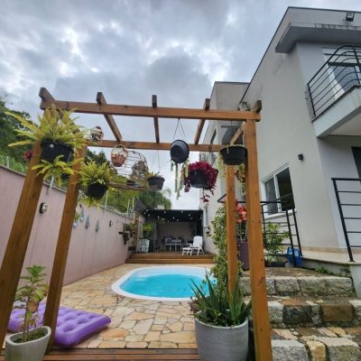 Casa Residencial com 178m², 3 quartos, 3 suítes, 2 garagens, no bairro Córrego Grande em Florianópolis