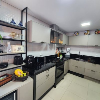 Casa Residencial com 178m², 3 quartos, 3 suítes, 2 garagens, no bairro Córrego Grande em Florianópolis