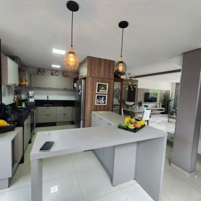 Casa Residencial com 178m², 3 quartos, 3 suítes, 2 garagens, no bairro Córrego Grande em Florianópolis