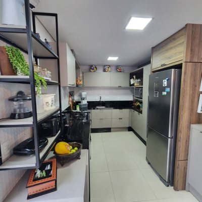 Casa Residencial com 178m², 3 quartos, 3 suítes, 2 garagens, no bairro Córrego Grande em Florianópolis