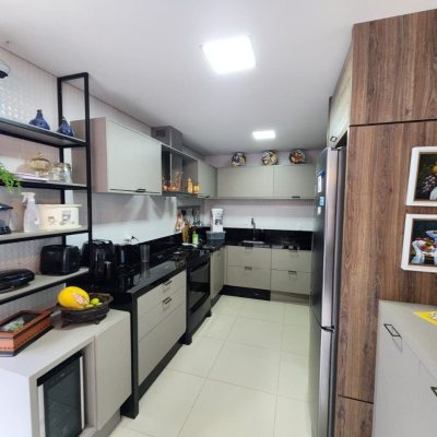 Casa Residencial com 178m², 3 quartos, 3 suítes, 2 garagens, no bairro Córrego Grande em Florianópolis