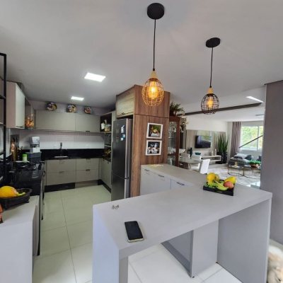 Casa Residencial com 178m², 3 quartos, 3 suítes, 2 garagens, no bairro Córrego Grande em Florianópolis