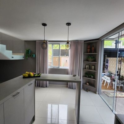 Casa Residencial com 178m², 3 quartos, 3 suítes, 2 garagens, no bairro Córrego Grande em Florianópolis