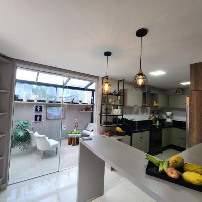 Casa Residencial com 178m², 3 quartos, 3 suítes, 2 garagens, no bairro Córrego Grande em Florianópolis