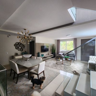 Casa Residencial com 178m², 3 quartos, 3 suítes, 2 garagens, no bairro Córrego Grande em Florianópolis