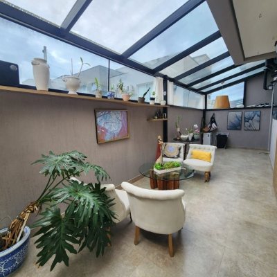 Casa Residencial com 178m², 3 quartos, 3 suítes, 2 garagens, no bairro Córrego Grande em Florianópolis