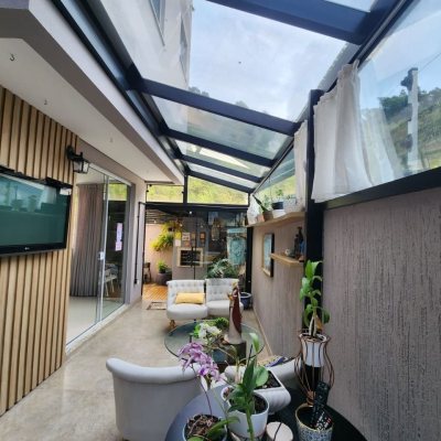 Casa Residencial com 178m², 3 quartos, 3 suítes, 2 garagens, no bairro Córrego Grande em Florianópolis