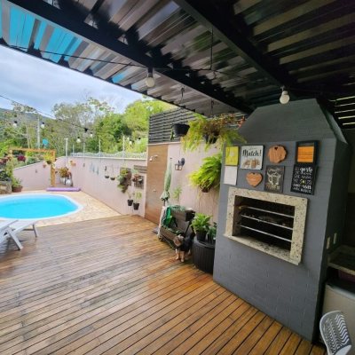 Casa Residencial com 178m², 3 quartos, 3 suítes, 2 garagens, no bairro Córrego Grande em Florianópolis