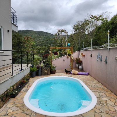 Casa Residencial com 178m², 3 quartos, 3 suítes, 2 garagens, no bairro Córrego Grande em Florianópolis