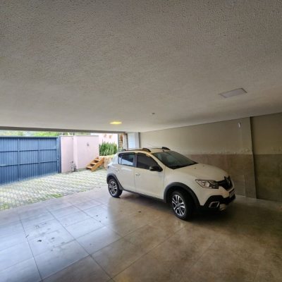 Casa Residencial com 178m², 3 quartos, 3 suítes, 2 garagens, no bairro Córrego Grande em Florianópolis