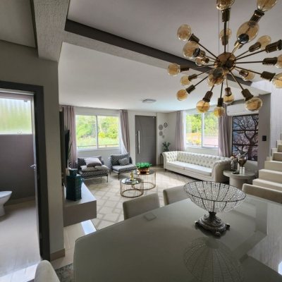 Casa Residencial com 178m², 3 quartos, 3 suítes, 2 garagens, no bairro Córrego Grande em Florianópolis