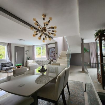 Casa Residencial com 178m², 3 quartos, 3 suítes, 2 garagens, no bairro Córrego Grande em Florianópolis