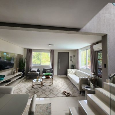 Casa Residencial com 178m², 3 quartos, 3 suítes, 2 garagens, no bairro Córrego Grande em Florianópolis