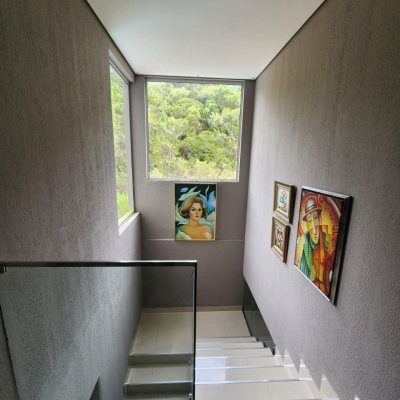 Casa Residencial com 178m², 3 quartos, 3 suítes, 2 garagens, no bairro Córrego Grande em Florianópolis