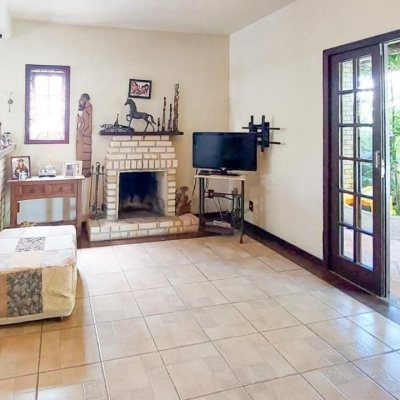 Casa Residencial com 160m², 3 quartos (sendo 1 suíte), 2 garagens, no bairro Rio Tavares em Florianópolis