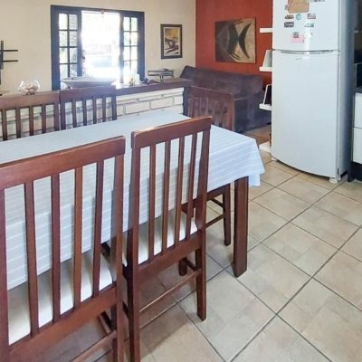 Casa Residencial com 160m², 3 quartos (sendo 1 suíte), 2 garagens, no bairro Rio Tavares em Florianópolis