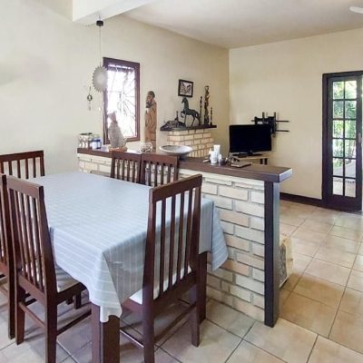 Casa Residencial com 160m², 3 quartos (sendo 1 suíte), 2 garagens, no bairro Rio Tavares em Florianópolis