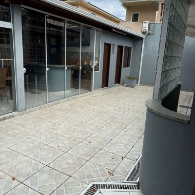 Casa Residencial com 99m², 3 quartos, 1 suíte, 2 garagens, no bairro Capoeiras em Florianópolis