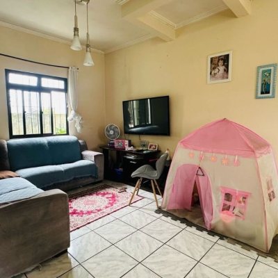 Casa Residencial com 150m², 4 quartos, 1 suíte, 4 garagens, no bairro Forquilhinha em São José