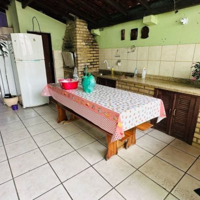 Casa Residencial com 150m², 4 quartos, 1 suíte, 4 garagens, no bairro Forquilhinha em São José