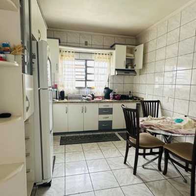 Casa Residencial com 150m², 4 quartos, 1 suíte, 4 garagens, no bairro Forquilhinha em São José