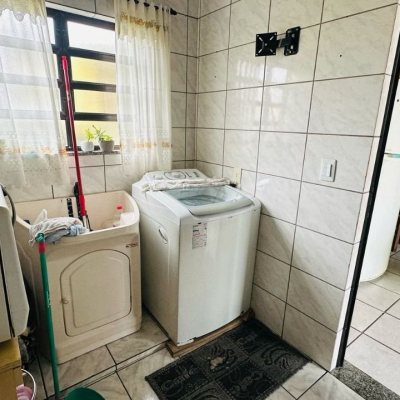 Casa Residencial com 150m², 4 quartos, 1 suíte, 4 garagens, no bairro Forquilhinha em São José