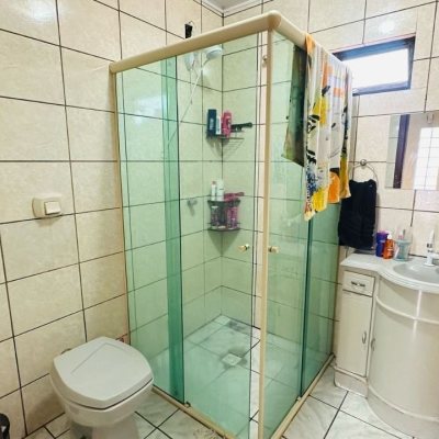 Casa Residencial com 150m², 4 quartos, 1 suíte, 4 garagens, no bairro Forquilhinha em São José