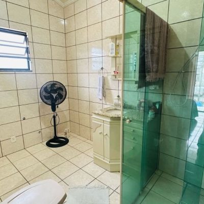 Casa Residencial com 150m², 4 quartos, 1 suíte, 4 garagens, no bairro Forquilhinha em São José