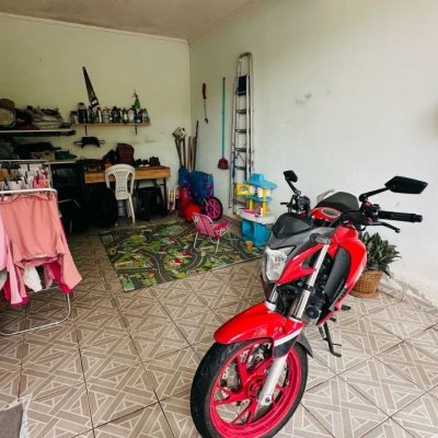Casa Residencial com 150m², 4 quartos, 1 suíte, 4 garagens, no bairro Forquilhinha em São José
