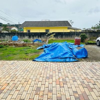 Casa Residencial com 150m², 4 quartos, 1 suíte, 4 garagens, no bairro Forquilhinha em São José