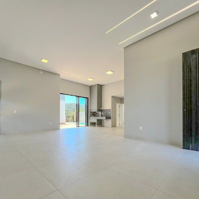 Casa em Condomínio com 174m², 3 quartos, 1 suíte, 4 garagens, no bairro Pedra Branca em Palhoça