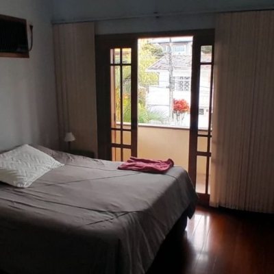 Casa Residencial com 314m², 4 quartos, 2 suítes, 4 garagens, no bairro Trindade em Florianópolis