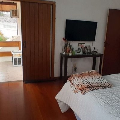 Casa Residencial com 314m², 4 quartos, 2 suítes, 4 garagens, no bairro Trindade em Florianópolis