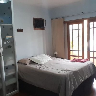 Casa Residencial com 314m², 4 quartos, 2 suítes, 4 garagens, no bairro Trindade em Florianópolis