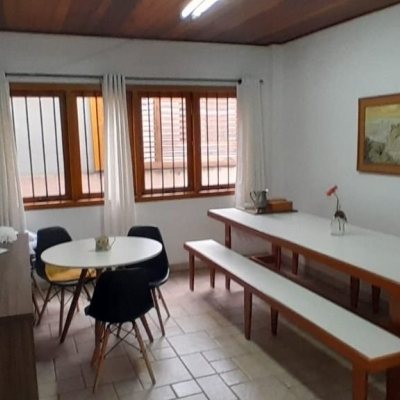Casa Residencial com 314m², 4 quartos, 2 suítes, 4 garagens, no bairro Trindade em Florianópolis