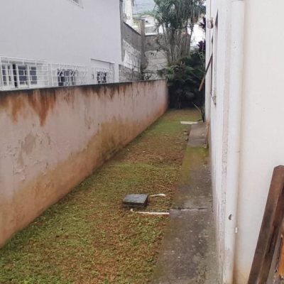 Casa Residencial com 314m², 4 quartos, 2 suítes, 4 garagens, no bairro Trindade em Florianópolis