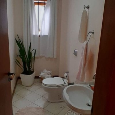 Casa Residencial com 314m², 4 quartos, 2 suítes, 4 garagens, no bairro Trindade em Florianópolis