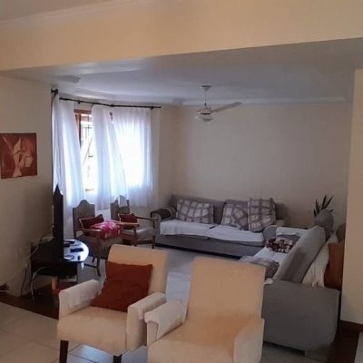 Casa Residencial com 314m², 4 quartos, 2 suítes, 4 garagens, no bairro Trindade em Florianópolis